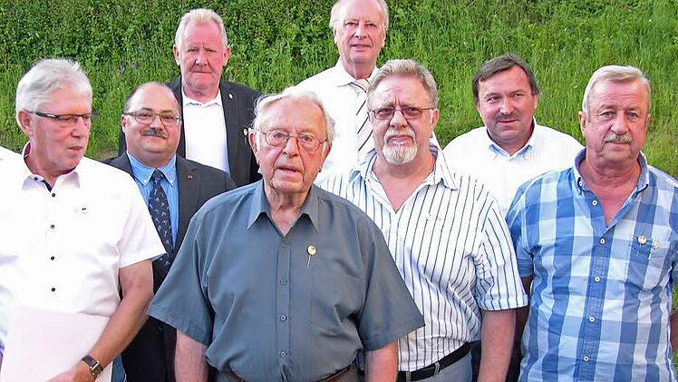 Vorsitzender Norbert Engel (Zweiter von rechts) und BLSV-Kreisvorsitzender Jürgen Rückert (Zweiter von links) mit den TSV´lern, die ihre Urkunde als Ehrenmitglieder persönlich in Empfang genommen haben. Foto: Klaus Oelzner