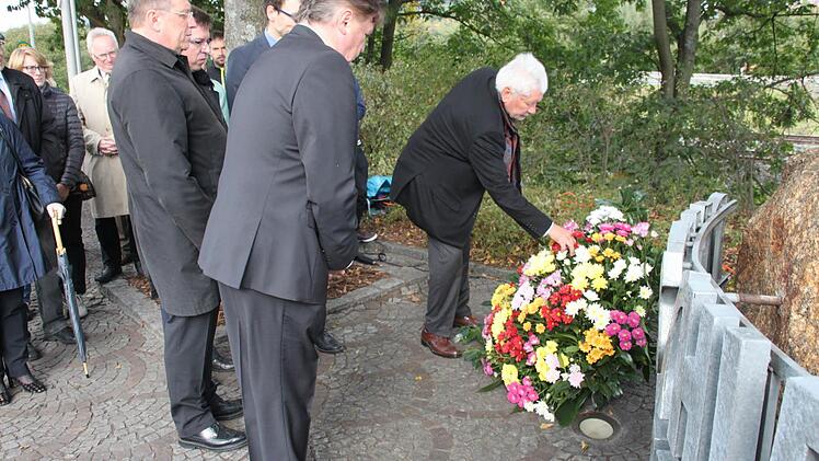 Vor dem Mahnmal an der Berliner Brücke legten Landrat Klaus Peter Söllner, Oberbürgermeister Henry Schramm, die Stadträte Thomas Nagel und Simon Moritz sowie der Vorsitzende des Kreiskuratoriums, Wolfgang Protzner, ein Blumenbukett nieder. Foto: Stephan Stöckel