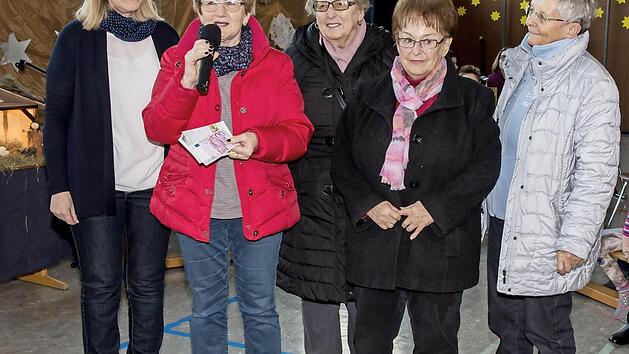 Die Leiterin der Maximilian-Kolbe-Schule Martina Musmann-J&auml;ger (links) und die spendenfreudigen Strickdamen Christel Paul, Gusti Wiesmann, Roswitha Riedel und Ilse Wittzack  Foto: Hartmut Klamm