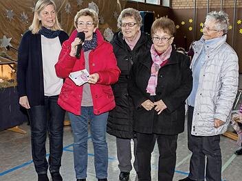Die Leiterin der Maximilian-Kolbe-Schule Martina Musmann-J&auml;ger (links) und die spendenfreudigen Strickdamen Christel Paul, Gusti Wiesmann, Roswitha Riedel und Ilse Wittzack  Foto: Hartmut Klamm