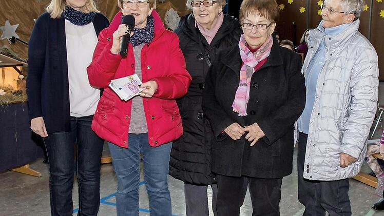 Die Leiterin der Maximilian-Kolbe-Schule Martina Musmann-J&auml;ger (links) und die spendenfreudigen Strickdamen Christel Paul, Gusti Wiesmann, Roswitha Riedel und Ilse Wittzack  Foto: Hartmut Klamm
