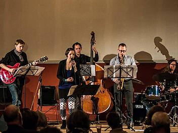 Mit ihrer Band und dem Programm "Jazz it" gastierte die Schlagzeugerin Mareike Wiening im Coburger Contakt.Foto: Jochen Berger