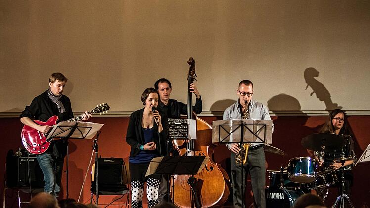 Mit ihrer Band und dem Programm "Jazz it" gastierte die Schlagzeugerin Mareike Wiening im Coburger Contakt.Foto: Jochen Berger