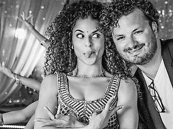 Sebastian Wieg&auml;rtner mit Patricia Meeden kurz vor dem Dreh einer Szene zum Film "Das Gespenst von Cassley"  Fotos: Jon Ailes, ZDF