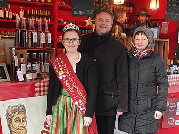 Am Forchheimer Stand (v.&nbsp;l.):   Kirschenk&ouml;nigin Sandra I., Andreas R&ouml;sch und Susann Singer Foto: Pressestelle Landratsamt Forchheim