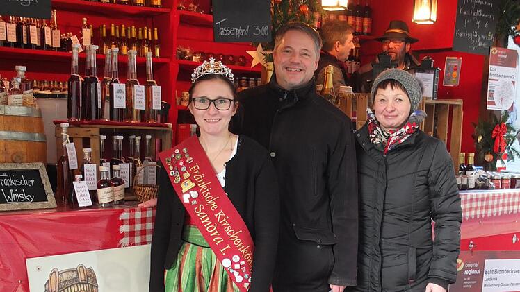 Am Forchheimer Stand (v.&nbsp;l.):   Kirschenk&ouml;nigin Sandra I., Andreas R&ouml;sch und Susann Singer Foto: Pressestelle Landratsamt Forchheim