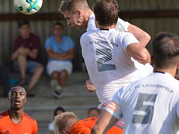 Der Ausgleichstreffer dank Lufthoheit: Mit einem perfekt platzierten Kopfball erzielt der Lichtenfelser Lukasz Jankowiak in der 75. Minute das 1:1 gegen die SG Quelle F&uuml;rth. Den F&uuml;rthern bleibt in dieser Szene nur die Zuschauerrolle. Foto: Gunther Czepera