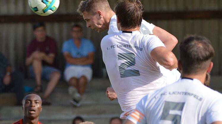 Der Ausgleichstreffer dank Lufthoheit: Mit einem perfekt platzierten Kopfball erzielt der Lichtenfelser Lukasz Jankowiak in der 75. Minute das 1:1 gegen die SG Quelle F&uuml;rth. Den F&uuml;rthern bleibt in dieser Szene nur die Zuschauerrolle. Foto: Gunther Czepera