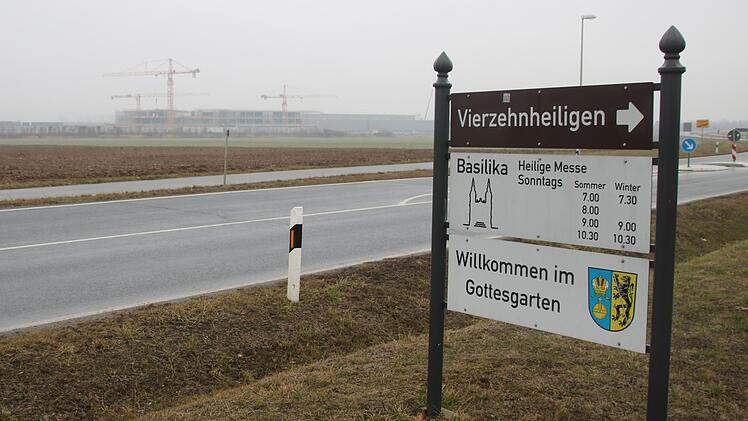 Auf dem Grundstück links neben der Straße am Ortsende von Grundfeld sollen die Hallen gebaut werden. Im Hintergrund ist die Baustelle der Firma Concept Laser zu sehen, die sich auf Lichtenfelser Stadtgebiet befindet.Matthias Einwag