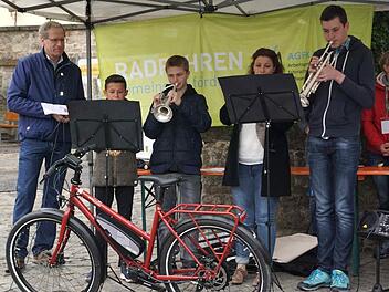 Bürgermeister German Hacker eröffnete zusammen mit dem Trompetenensemble der Musikschule die 10. Fahrradmesse in Herzogenaurach. Fotos: Richard Sänger