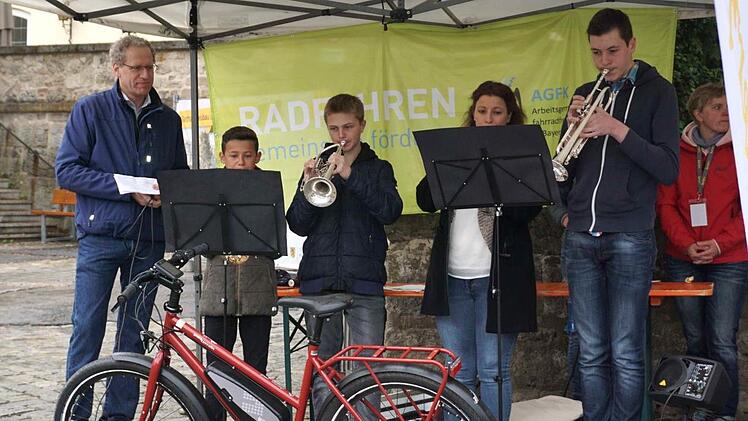 Bürgermeister German Hacker eröffnete zusammen mit dem Trompetenensemble der Musikschule die 10. Fahrradmesse in Herzogenaurach. Fotos: Richard Sänger