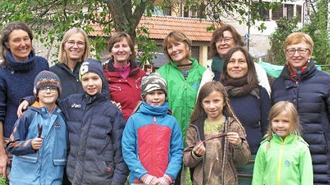 Die Jubil&auml;umsrunde "20 Jahre Bund-Naturschutz-Kindergruppe". Es feierten v. l. die Kinder Konrad, Julius, Pauline, Anne und Lena mit den Gruppenleiterinnen des Bunds Naturschutz, Susanne Meier, Christine Neubauer, Beate Singhartinger, Elisabeth Hoffmann, Claudia Daute, Eva Schreiber-D&uuml;mlein sowie Helma Heinkele, BN-Gesch&auml;ftsstelle. Foto: p