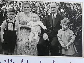 Der kleine Albert mit seinen Eltern und älteren Geschwistern Foto: p/Repro: mkh
