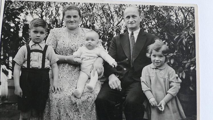 Der kleine Albert mit seinen Eltern und älteren Geschwistern Foto: p/Repro: mkh