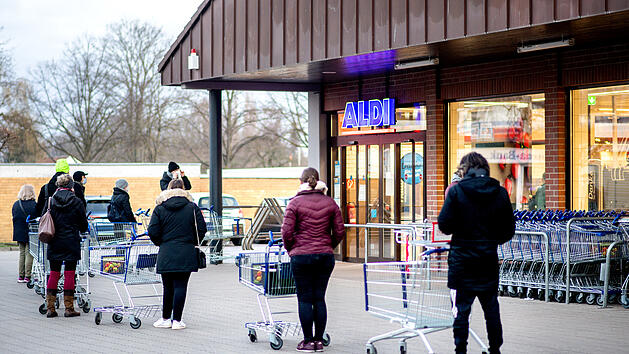 Corona, Einkaufen, Supermarkt, Warteschlange, Aldi