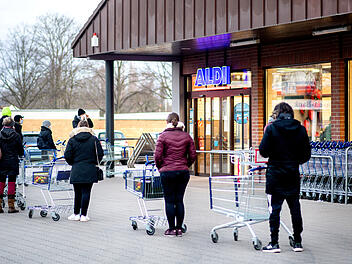 Corona, Einkaufen, Supermarkt, Warteschlange, Aldi