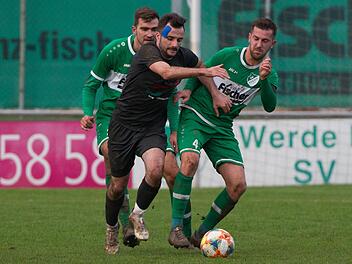Gegen die Friesener Andreas Baier und Jonathan Müller (v.r.) versucht der Fuchsstadter Christoph Schmidt an den Ball zu kommen. Seine Mannschaft setzte sich in Friesen knapp durch. Foto: Heinrich Weiß