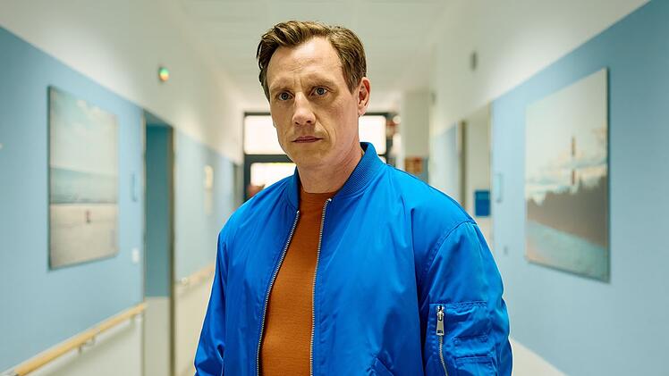 Dr. Moritz Neiss (Patrick Kalupa) ist nicht nur bekannt für seine gute Nase für besondere medizinische Fälle, sondern auch für seine knallbunten Jacken.