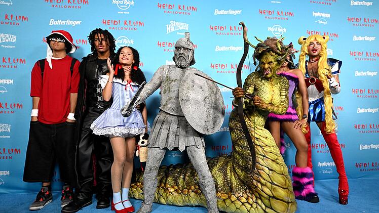 Wie viel Zeit und Aufwand in ihrem Halloween-Kost&uuml;m steckt, zeigt Klum in "On & Off the Catwalk - by Heidi Klum".