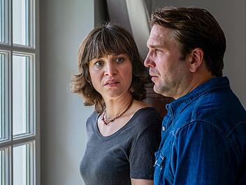 Monika Gothe (Franziska Hartmann) wirkt nach dem schweren Sturz ihres Mannes nicht nur ersch&uuml;ttert, sondern auch ver&auml;ngstigt. Sie st&uuml;tzt sich auf Alain (Pierre Kiwitt). Er ist nicht nur mit den Gothes befreundet, sondern auch mit Kommissarin Judith Mohn liiert. Das sorgt f&uuml;r Probleme.