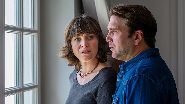 Monika Gothe (Franziska Hartmann) wirkt nach dem schweren Sturz ihres Mannes nicht nur ersch&uuml;ttert, sondern auch ver&auml;ngstigt. Sie st&uuml;tzt sich auf Alain (Pierre Kiwitt). Er ist nicht nur mit den Gothes befreundet, sondern auch mit Kommissarin Judith Mohn liiert. Das sorgt f&uuml;r Probleme.