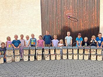 Die kleinen flei&szlig;igen Handwerker mit ihren gebauten Nistk&auml;sten.Rebecca Krampert