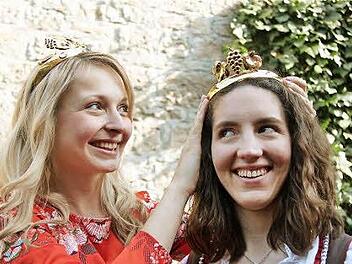 Die fränkische Weinkönigin Marion Wunderlich krönt die neue Wirmsthaler Weinprinzessin Marlene Büttner. Foto: Gerd Schaar