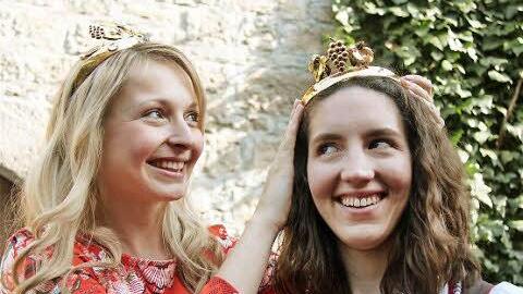 Die fränkische Weinkönigin Marion Wunderlich krönt die neue Wirmsthaler Weinprinzessin Marlene Büttner. Foto: Gerd Schaar