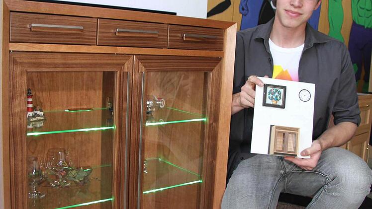 Markus Montag aus Wilhelmsthal hat ein sehr kubisch anmutendes Schränkchen im modernen Look konstruiert: Der Clou: eine LED-Farbwechselanlage. Das Schränkchen selbst ist aus amerikanischem Kirschbaum und Nussbaum und sehr schön gemasert. Foto: Sonny Adam