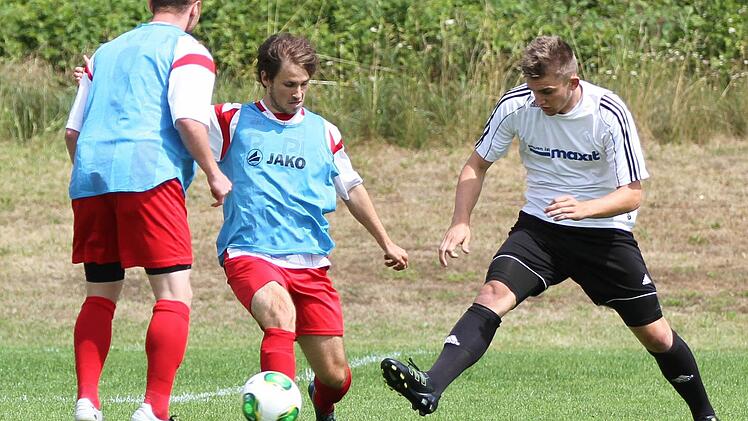 SSV Kasendorf (rechts Matthias Pistor) gegen den TSV Dachau.
