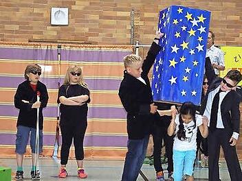 Die "zersägte Jungfrau" überstand die "Tortur" unbeschadet. Foto: hs