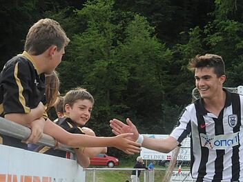 Jubeln mit den Stars von Morgen: Junge Fans am Hausener Sportplatz klatschen einen Spieler von Paok Saloniki ab. Foto: Hopf