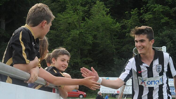 Jubeln mit den Stars von Morgen: Junge Fans am Hausener Sportplatz klatschen einen Spieler von Paok Saloniki ab. Foto: Hopf