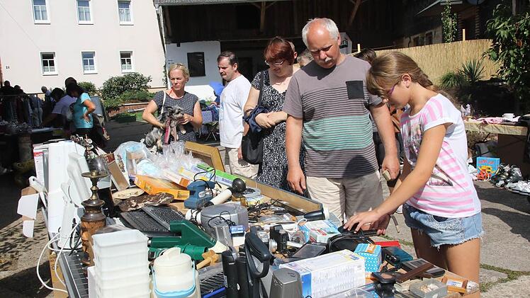 Beim Flohmarkt kamen Schnäppchenjäger auf ihre Kosten. Foto: Michael Stelzner