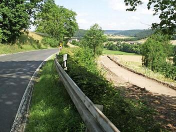 Es hat lange gedauert, bis der Geh- und Radweg zwischen Untersteinbach und Koppenwind in Angriff genommen wurde, seine Trasse ist angesichts der schwierigen Topographie öfters Thema gewesen. Jetzt beschloss der Gemeinderat Rauhenebrach auch die Vergabe des Auftrags für das nötige Schutzgeländer an diesem abschüssigen Streckenabschnitt. Foto: Sabine Weinbeer
