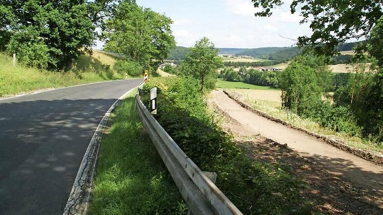 Es hat lange gedauert, bis der Geh- und Radweg zwischen Untersteinbach und Koppenwind in Angriff genommen wurde, seine Trasse ist angesichts der schwierigen Topographie öfters Thema gewesen. Jetzt beschloss der Gemeinderat Rauhenebrach auch die Vergabe des Auftrags für das nötige Schutzgeländer an diesem abschüssigen Streckenabschnitt. Foto: Sabine Weinbeer