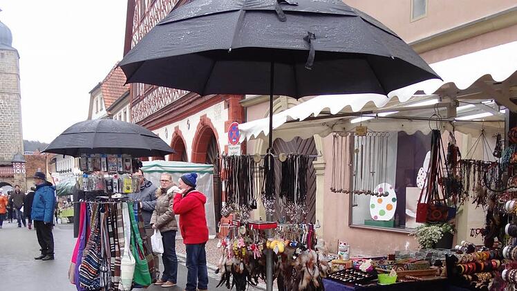 Schirme waren gefragte und hilfreiche Accessoires.