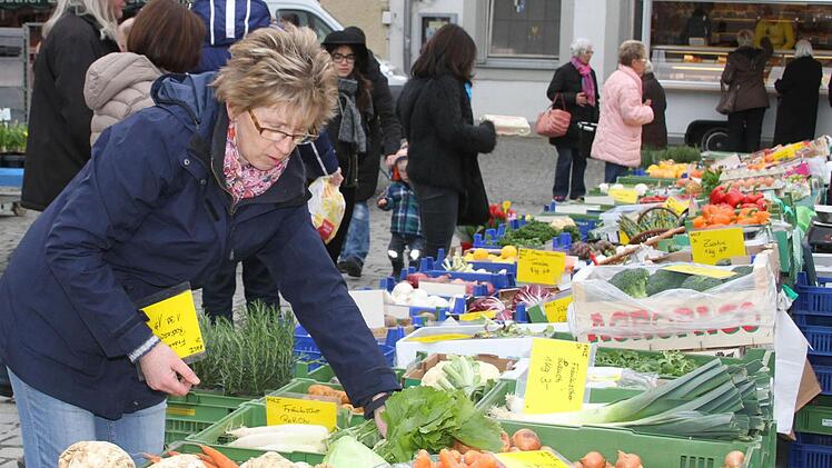 Obst und Gemüse wird auf dem Wochenmarkt gerne gekauft. Foto: Sonja Adam