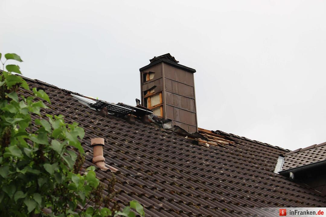 Blitz schlägt in Dachstuhl von Einfamilienhaus ein