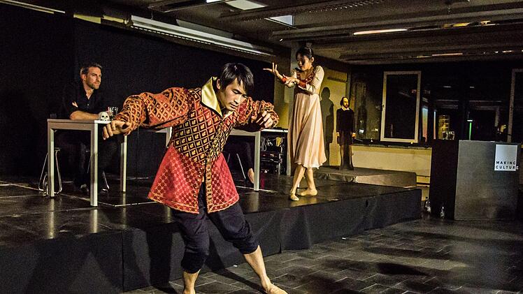 "Die Welt ist aus den Fugen" lautete das Motto eines Shakespeare-Abends, den die Experimentierwerkstatt "Making Culture" in Coburg veranstaltete.Foto: Jochen Berger