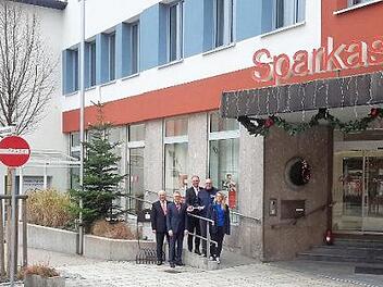 Einen symbolischen Schlüssel übergaben die Verantwortlichen der Sparkasse an die Mieter von der Vivo-Betreuungseinrichtung. Im Bild (von links): Heinz Schuhmann, Roland Friedrich, Frank Lohmüller sowie Markus Frank und Isabell Benkert. Foto: Rolf Pralle