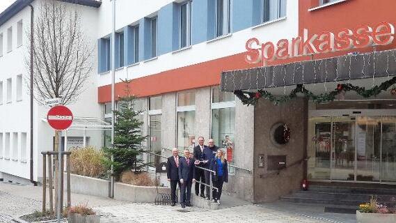 Einen symbolischen Schlüssel übergaben die Verantwortlichen der Sparkasse an die Mieter von der Vivo-Betreuungseinrichtung. Im Bild (von links): Heinz Schuhmann, Roland Friedrich, Frank Lohmüller sowie Markus Frank und Isabell Benkert. Foto: Rolf Pralle