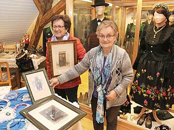 Schätze halten Katharina Kraft (l.) und Monika Kaul in den Händen.  Foto: Franz Galster