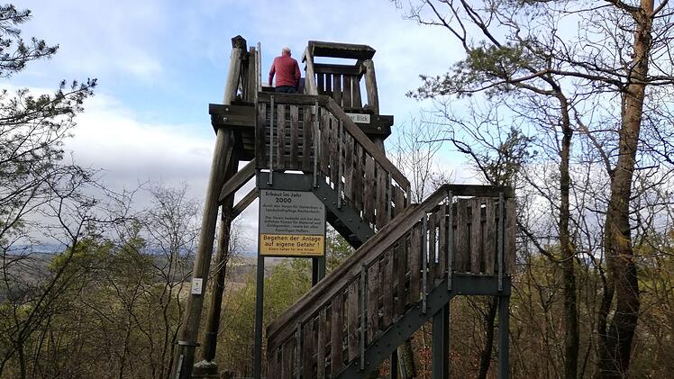 Vom Reichenbacher Blick aus geht der Blick weit hinaus. Die Rhön ist an klaren Tagen zum Greifen nah und auch der Thüringer Wald ist aus der Ferne zu erkennen.Heike Beudert