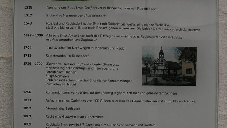 In den Bad Rodacher Ortsteilen zeigen, wie hier in Rudelsdorf, bemerkenswerte Informationstafeln die Geschichte der Ortschaften.  Foto: Martin Rebhan