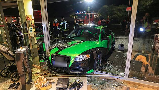 Ein Auto ist in das Schaufenster eines Schuhgesch&auml;fts in Forchheim gefahren.