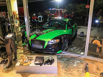 Ein Auto ist in das Schaufenster eines Schuhgeschäfts in Forchheim gefahren.