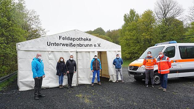 Am Freitag, Samstag und Sonntag besteht  die M&ouml;glichkeit, einen kostenlosen Corona-Schnelltest am Parkplatz am  Kreuzberg zu machen. Das Bild zeigt von links: Bischofsheims B&uuml;rgermeister Georg  Seiffert, Verena und Marc Trum, David Roth, Christian Weghofer und vom  Roten Kreuz den Katastrophenbeauftragten Elisa Holzheimer sowie  Gesch&auml;ftsf&uuml;hrer Ralf Baumeister. Foto: Marion Eckert