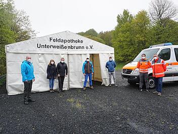 Am Freitag, Samstag und Sonntag besteht  die Möglichkeit, einen kostenlosen Corona-Schnelltest am Parkplatz am  Kreuzberg zu machen. Das Bild zeigt von links: Bischofsheims Bürgermeister Georg  Seiffert, Verena und Marc Trum, David Roth, Christian Weghofer und vom  Roten Kreuz den Katastrophenbeauftragten Elisa Holzheimer sowie  Geschäftsführer Ralf Baumeister. Foto: Marion Eckert