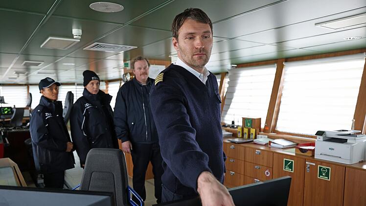 Kapit&auml;n M. Schneider (Christian Schneewei&szlig;, rechts) h&auml;ndigt widerwillig weitere Informationen an das Team von Lisa Cunningham (Cynthia Micas, links), Katta Str&uuml;wer (Elena Uhlig) und Gero von Bernbeck (Bernd H&ouml;lscher) aus.